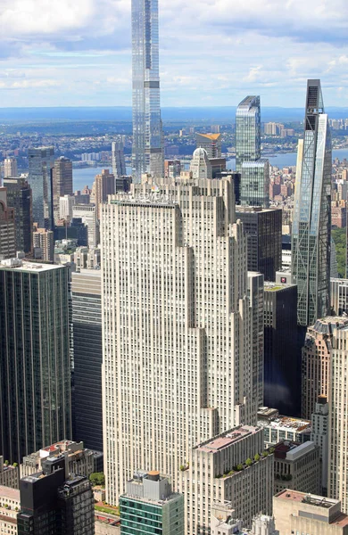 New York, New York, ABD - 27 Ağustos 2025: Manhattan şehir merkezindeki gökdelenlerle çevrili Comcast binasının havadan görünüşü