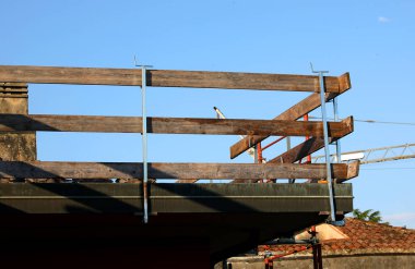 Çatıya ahşap kalaslarla döşenmiş bariyerin ayrıntıları işçilerin korunması için binanın çatı onarımı sırasında insanlar olmadan düşmemesi için.