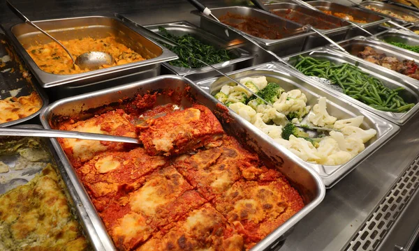 Etli ragu ve ince yaprak yumurta makarna ile lazanya bir İtalyan restoranında diğer sıcak yemekler