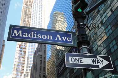 New York sokağı kavşağı ve cadde adı MADISON AVE ve yazı tek yönlü Manhattan