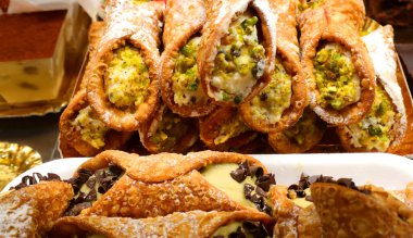 Lezzetli Sicilya cannoli sosu ve market tezgahından alınmış şam fıstığı malzemesi.