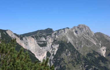 Kuzey İtalya 'da Vigolana Mountaina Grubu Trentino Bölgesi' nde BECCO DI FILADONNA adlı dağın nefes kesici panoramik görüntüsü