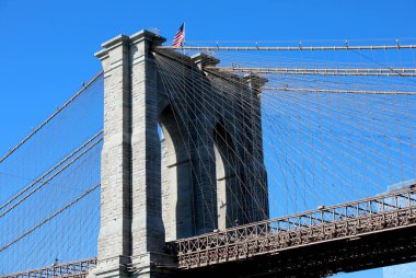 Brooklyn Köprüsü 'nün altından New York' un büyük bir Amerikan bayrağı sembolü sallanıyor.