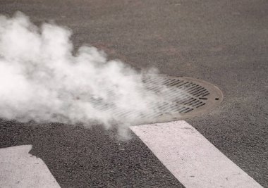 Asfalttan çıkan beyaz duman metrodan çıkan buhar gibi.