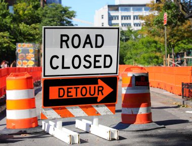 Şehrin yol şantiyesinde metni kapatılmış ve Arrow DETourlu Büyük Yol İşareti