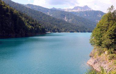 Kuzey İtalya 'daki Friuli Venezia Giulia bölgesinde Sauris Gölü' nün nefes kesici panoramik manzarası.
