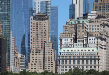 Modern gökdelenlerin geniş manzaralı ofisleri varlıklı insanlar için pahalı daireleri var.