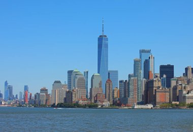 New York Şehri, ABD. Nehir ve mavi gökyüzüyle gökyüzü.