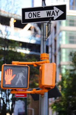 Kırmızı elli ve New York 'ta tek yönlü trafik lambası.