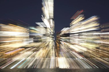 Şehir ışıklarının parlak izleriyle yakınlaştırılmış efekt gece arkaplanı mahremiyeti ihlal etmeden