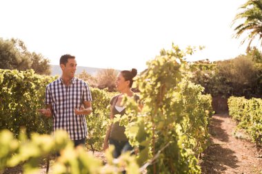 Erkek ve kadın beyaz gökyüzü arka plan ve güzel yeşil üzüm üzüm bağları yürüyüş