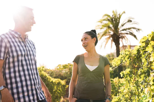 Man Woman Talking Each Other Sunny Day Both Wearing Casual — Stock Photo, Image