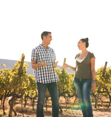 Çift birlikte doğada zamanında güzel bir güneşli gün rahat giysiler giyiyor üzüm bağları harcama