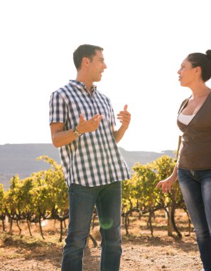 Birbirinizle parlak güneşli bir günde rahat kıyafet içinde konuşmak bağ çifte