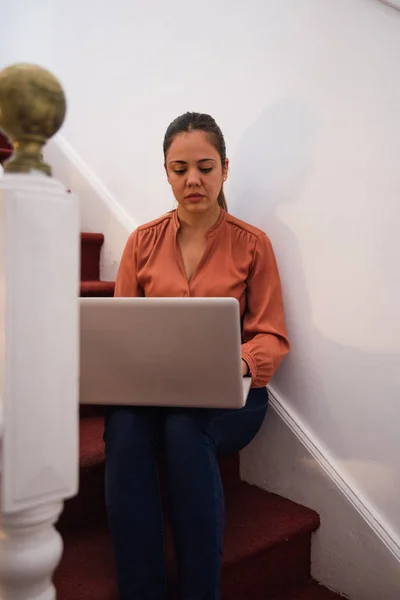 Mörka Haired Kvinna Sittande Trappan Med Laptop Hennes Knän Tittar — Stockfoto