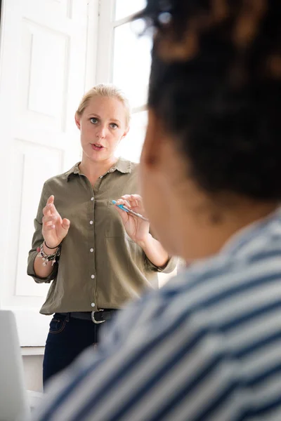 Två Kvinnor Office Ställa Talar Och Den Andra Lyssnar Kvinnan — Stockfoto