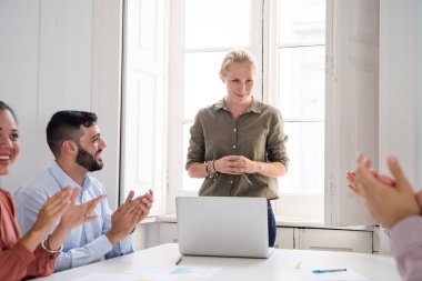 Gülümseyen ve onlar alkış ve onun için gülümseme onu motive arkadaşları arıyor kadın