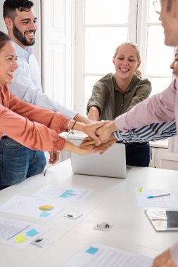 Motive iş takım kutluyor ve başarılı bir iş sonra kendilerini tebrik ediyor