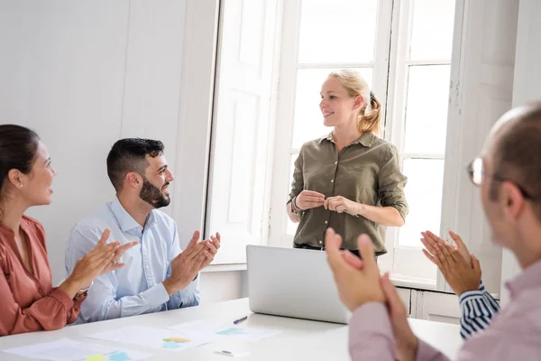 Donna Guardando Suoi Colleghi Applaudire Come Appena Dato Una Presentazione — Foto Stock