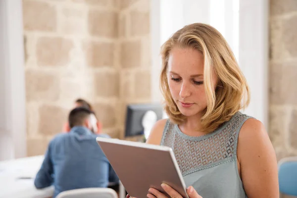 Kobieta Trzymając Tablet Czytaniu Office Człowiek Niebieska Koszula Jest Tle — Zdjęcie stockowe