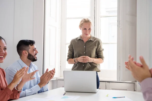 Donna Sorridente Guardando Suoi Colleghi Motivati Mentre Applaudono Sorridono Lei — Foto Stock