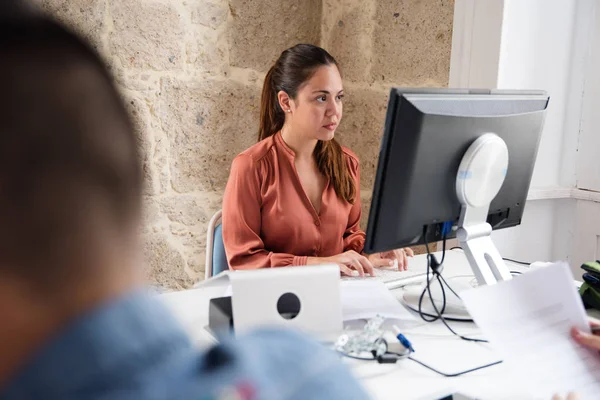 Kvinna Med Långt Brunt Ponny Svans Sitter Vid Ett Skrivbord — Stockfoto