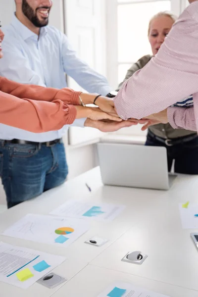 Kolleger Som Firar Prestation Ett Kontor Alla Håller Sina Händer — Stockfoto