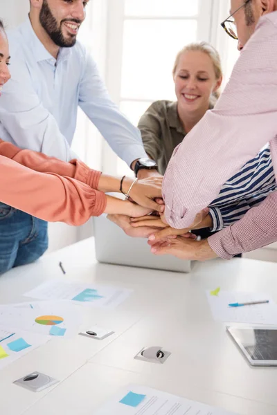 Business Team Bestehend Aus Männern Und Frauen Feiert Einen Sieg — Stockfoto