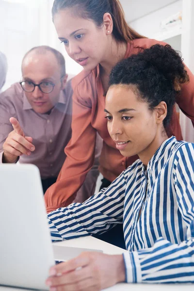 Três Colegas Trabalho Reúnem Torno Computador Discutem Tópico Enquanto Olham — Fotografia de Stock