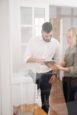 Adam bir kadın elinde olduğunu, onlar her ikisi de arıyorsanız, bir ofis pencereden görünümdür pc tablet için puan