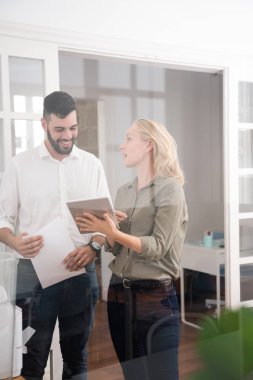 Erkek ve kadın olarak onlar dışarıda görünümünden bir ofiste ayakta gülüyor ve pc tablet vasıl arıyorsunuz