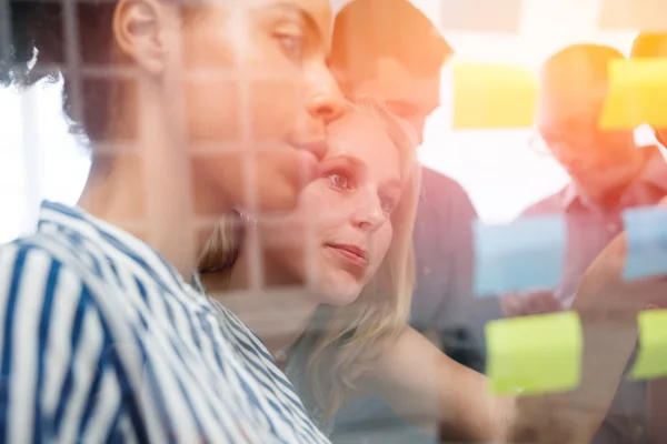 Vista Una Oficina Través Una Ventana Vidrio Transparente Con Notas — Foto de Stock