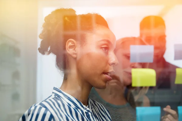 Vista Equipo Negocios Través Una Ventana Mirando Notas Pegajosas Pegadas — Foto de Stock