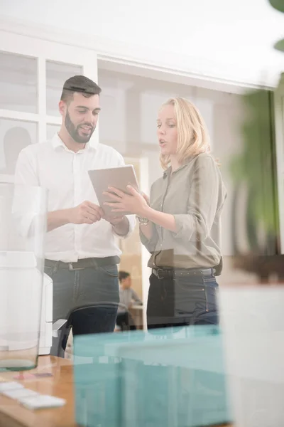 Man Och Kvinna Står Ett Kontor Som Ses Genom Ett — Stockfoto