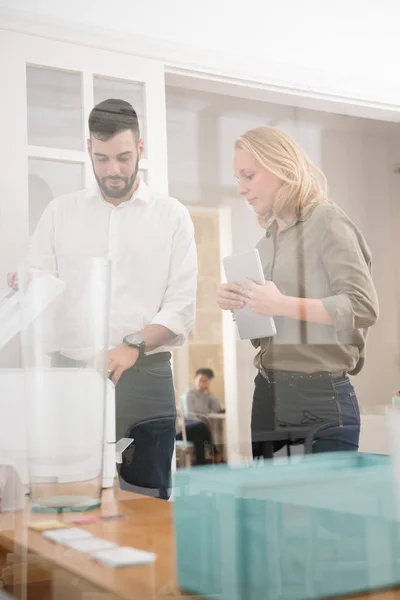 Man Och Kvinna Som Står Ett Kontor Och Båda Dem — Stockfoto