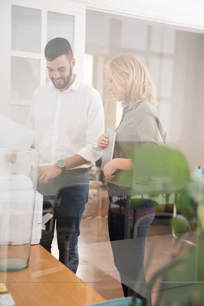 Man Och Kvinna Sedd Från Ett Office Fönster Som Står — Stockfoto