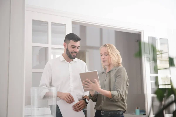 Man Woman Standing Office Next Each Other Looking Tablet Man — Stock Photo, Image