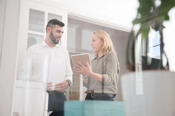 Man Och Kvinna Ett Kontor Som Tittar Varandra När Diskuterar — Stockfoto