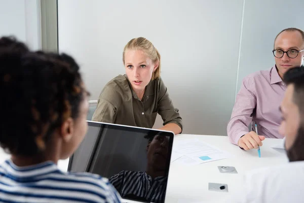 Reunión Del Equipo Negocios Una Oficina Mujer Camisa Verde Está — Foto de Stock