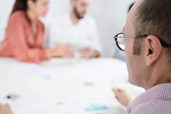 Man Glasses Pink Shirt Sits Table Looking Man Woman — Stock Photo, Image