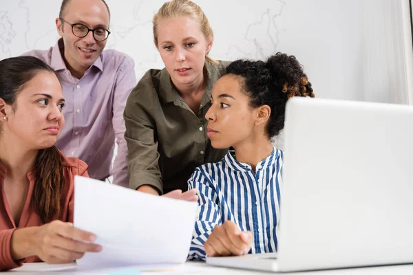 Business Team Samlades Runt Laptop Ett Möte Diskuterade Ett Dokument — Stockfoto