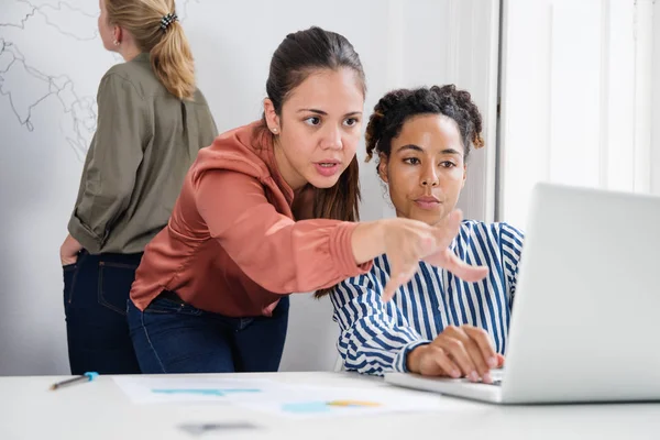 Empresária Apontando Para Laptop Como Seu Colega Olha Outra Mulher — Fotografia de Stock