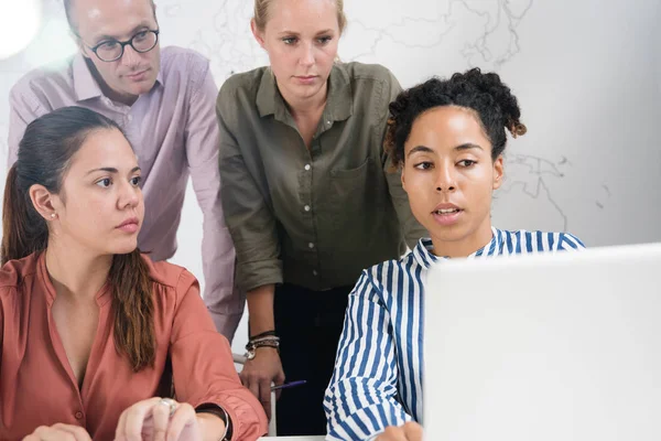 Business Team Fyra Personer Diskuterar Fråga Medan Tittar Bärbar Dator — Stockfoto