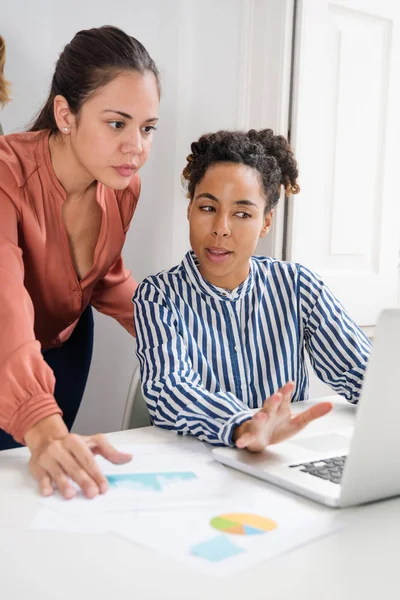 Zwei Geschäftsfrauen Diskutieren Und Gestikulieren Während Sie Auf Einen Laptop — Stockfoto