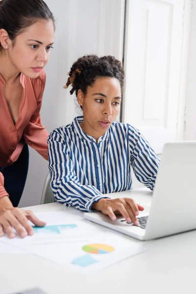 Mujer Negocios Sentada Escritorio Detrás Una Computadora Portátil Escribiendo Mientras — Foto de Stock