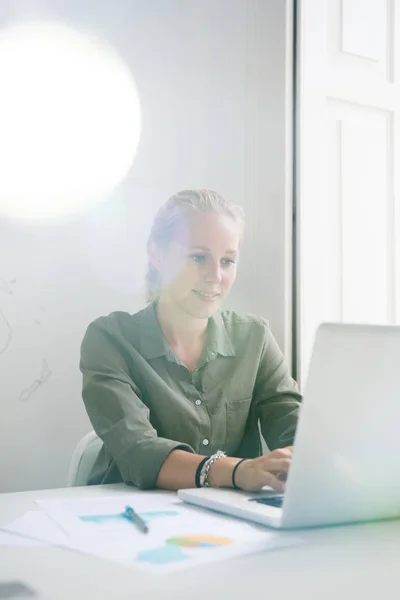 Mujer Joven Sienta Delante Ordenador Portátil Los Tipos Teclado — Foto de Stock