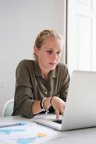 Sedící Žena Pracující Přenosným Počítačem Jako Ona Sedí Stolu Kanceláři — Stock fotografie