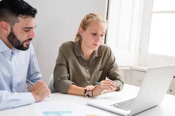 Einem Büro Einem Schreibtisch Mit Einem Laptop Vor Sich Arbeiten — Stockfoto