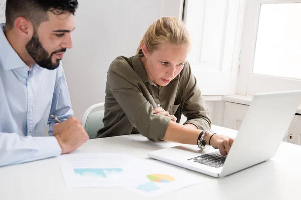 Business Team Arbetar Ett Kontor Och Skriva Bärbar Dator Som — Stockfoto