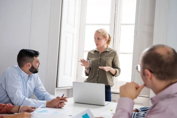 Frau Die Amt Steht Und Eine Sitzung Leitet Und Ihre — Stockfoto